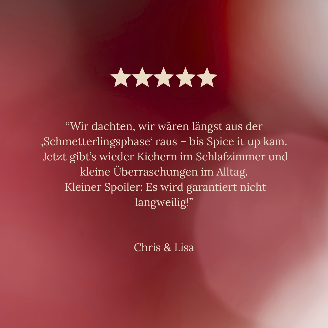 Grafik mit fünf Sternen und einem Testimonial: ‚Wir dachten, wir wären längst aus der Schmetterlingsphase raus – bis Spice it up kam. Jetzt gibt’s wieder Kichern im Schlafzimmer und kleine Überraschungen im Alltag. Kleiner Spoiler: Es wird garantiert nicht langweilig!‘ – Chris & Lisa.
