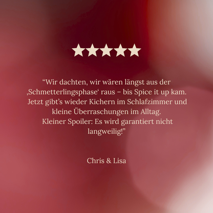 Grafik mit fünf Sternen und einem Testimonial: ‚Wir dachten, wir wären längst aus der Schmetterlingsphase raus – bis Spice it up kam. Jetzt gibt’s wieder Kichern im Schlafzimmer und kleine Überraschungen im Alltag. Kleiner Spoiler: Es wird garantiert nicht langweilig!‘ – Chris & Lisa.