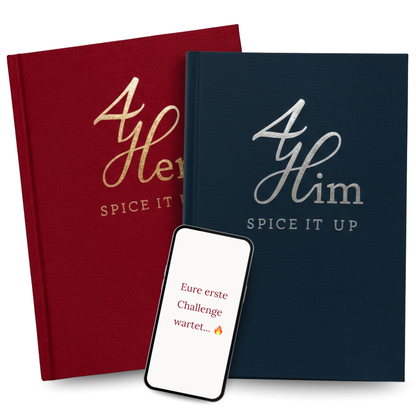 Es sind die beiden Buchcovers der Bücher Spice It Up 4 Her und Spice It Up 4 Him sowie ein Handy mit dem Text 'Eure erste Challenge wartet...' zu sehen.