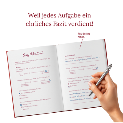 Man sieht eine Hand mit Stift und das aufgeschlagene Buch, wo eine Reflexion ausgefüllt wird.